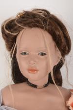 Ivana Lenz, poupée d'artiste signée "Wilfrid"
en porcelaine avec grande robe...