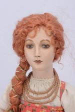Alexandra, russe en porcelaine et tissu
vers 1990, yeux peints. 47...