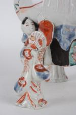 Japon
Fontaine tripode couverte à décor bleu, rouge et or et...