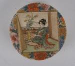 Boîte couverte circulaire en satsuma 
décor de femme écrivant. Porte...