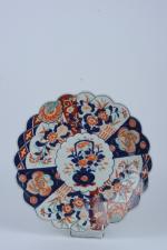 Imari Japon XIXe siècle 
Grand plat polylobé en porcelaine à...