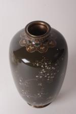JAPON - Epoque MEIJI (1868-1912)
Vase en cuivre et émaux cloisonnés...