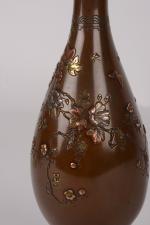 JAPON - Epoque MEIJI (1868-1912)
Petit vase bouteille sur piédouche en...
