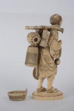 Le marchand de panier
Okimono en ivoire partiellement patiné et polychrome....