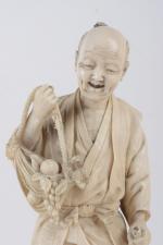 Japon - Epoque MEIJI (1868-1912)
Okimono en ivoire figurant un homme...