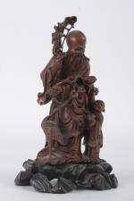 Sage et enfant
Sujet en bois sculpté sur un socle mouvementé.
Chine...