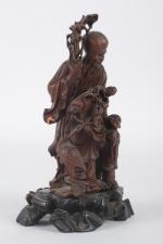 Sage et enfant
Sujet en bois sculpté sur un socle mouvementé.
Chine...