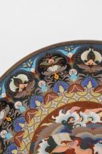Chine fin XIXe siècle. 
Exceptionnel plat circulaire en bronze cloisonné...