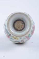 Chine XVIIIe siècle
Saupoudreuse en porcelaine, monture en argent postérieure.