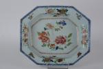 Chine XVIIIe siècle
Plat creux octogonal en porcelaine à décor polychrome...
