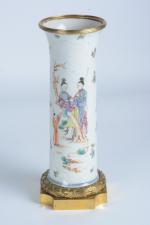 Chine XVIIIe siècle
Vase rouleau en porcelaine blanche à décor de...