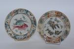 Chine XIXe siècle 
Deux assiettes en porcelaine à rare polychrome...