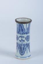 Petit vase cornet 
en porcelaine bleu blanc à décor de...