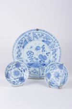 Chine XIXe siècle 
Une coupe et deux coupelles en porcelaine...