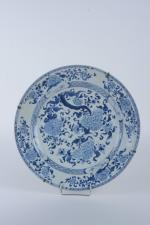 Chine XIXe siècle 
Grand plat circulaire en porcelaine bleu et...