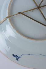 Chine XIXe siècle 
Grand plat circulaire en porcelaine bleu et...