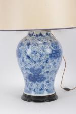 Chine XIXe
Potiche en porcelaine blanc bleu, montée en lampe.