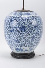 Chine XIXe siècle
Potiche en porcelaine blanc bleu panse ovoïde, montée...