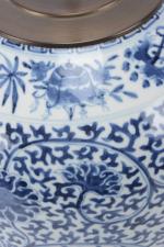 Chine XIXe siècle
Potiche en porcelaine blanc bleu panse ovoïde, montée...