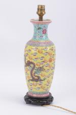 Vase balustre 
en porcelaine émaillée d'un décor de dragons poursuivant...