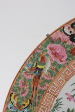 Chine XIXe-XXe siècle
Grand plat circulaire creux émaillé polychrome d'un décor...