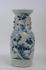 Chine vers 1900.
Vase balustre à deux anses en porcelaine à...