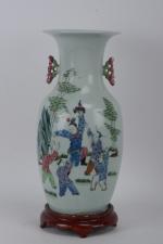 Chine début XXe siècle
Vase balustre en porcelaine à décor polychrome...