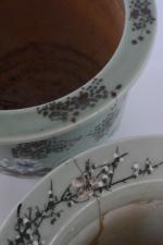 Chine début XXe siècle 
Deux cache-pots en porcelaine à fond...