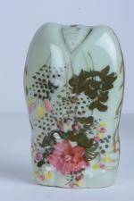 Chine fin XIXe siècle. 
Vase mural en porcelaine à fond...