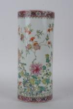 Chine début XXe siècle
Vase rouleau en porcelaine émaillée polychome de...
