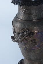 Indochine XIXe siècle
Vase bronze partiellement argenté à décor en bas...