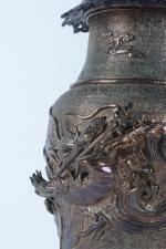 Indochine XIXe siècle
Vase bronze partiellement argenté à décor en bas...