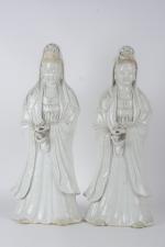Chine 
Paire de grandes déesses en porcelaine blanche.
Fin XIXe siècle....