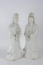 Chine 
Paire de grandes déesses en porcelaine blanche.
Fin XIXe siècle....