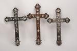 Asie XXe siècle
Trois croix en palissandre burgauté de nacre avec...