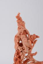 Chine XXe siècle
Corail richement sculpté d'oiseaux branchés, sur un socle...