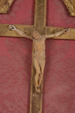 Crucifix en bois et ivoire 
Dans un encadrement en bois...