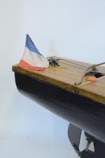 Exceptionnelle maquette de voilier avec moteur électrique, coque creuse noire...