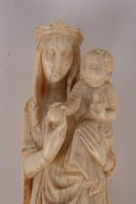 Époque moderne
Vierge à l'enfant debout dans le style gothique 
Statuette...