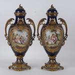 Sèvres, Paire de vases couverts 
en porcelaine bleue à décor...