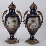 Sèvres, Paire de vases couverts 
en porcelaine bleue à décor...