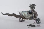 Dragon formant flacon
en métal argenté et corne, deux bouchons figurant...