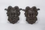 Deux éléments décoratifs 
figurant des têtes de faunes en bronze...