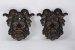 Deux éléments décoratifs 
figurant des têtes de faunes en bronze...