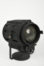 Projecteur d'éclairage 
en tôle noire, avec lentille nid d'abeille. L....