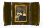 Ambrotype
Jeune homme avec deux femmes, format 6 x 8 cm,...
