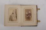 Petit album avec photographies
format carte de visite. Vers 1870-80.