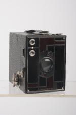 Kodak
Box Beau Brownie à façade brun foncé et noir.