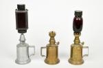 Trois lampes à huile pour laboratoire
avec leurs verres rouges pour...