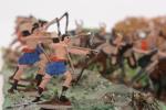 Etain plat, deux dioramas (mauvais état)
représentant des combats, l'un antiquité,...